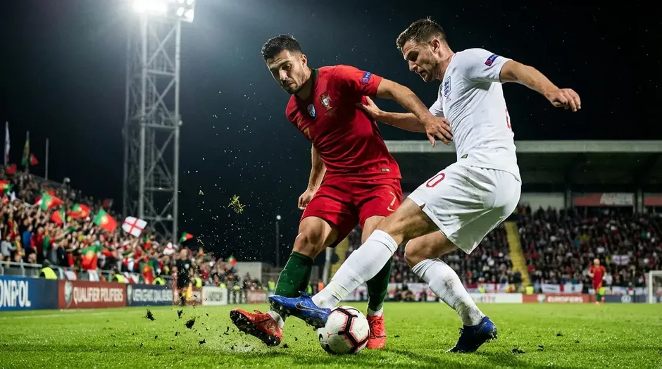 To fodboldspillere i duel om bolden under en intens VM 2026-gruppekamp paa groent graes