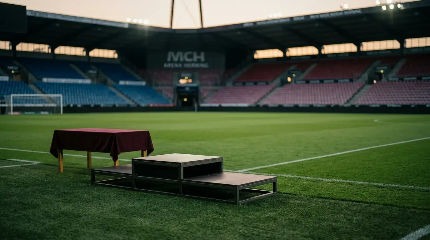 Tom præmiepodie-opstilling i et stadionrum efter en fodboldturnering